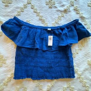 NWT Old Navy blue crinkle gathered top. Off shoulder or on. Medium. Super cute
